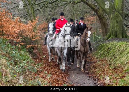 Chorley, Lancashire, Regno Unito. Il 26 dicembre 2019. Una cinquantina di piloti provenienti da la caccia Holcombe rode su Boxing Day nel quattrocentesimo anno della caccia ai suoni di zoccoli tuonanti, barking e applausi dalla folla. Senior Master della Holcombe Hunt, Sue Simmons, ha portato i piloti come essi cerchiato in campo per la folla prima che essi insieme fuori dalla sala Rivington Barn, sul loro due ore e mezza di corsa. Credito: Cernan Elias/Alamy Live News Foto Stock