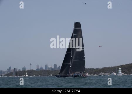 Sydney, Australia. Il 26 dicembre, 2019. Sailing Team Black Jack compete durante il Sydney-Hobart yacht race a Sydney in Australia, a Dic. 26, 2019. Credito: Chen Xi/Xinhua/Alamy Live News Foto Stock