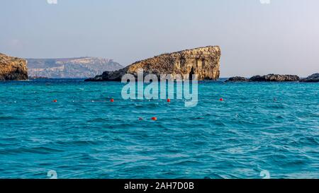 Roccia nel mare Mediterraneo in laguna blu Foto Stock