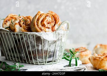 Lumache di amaro e pasta sfoglia con pancetta e semi di sesamo. Confortevole e semplice cibo. Foto Stock