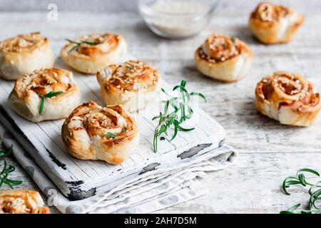 Lumache di amaro e pasta sfoglia con pancetta e semi di sesamo. Confortevole e semplice cibo. Foto Stock