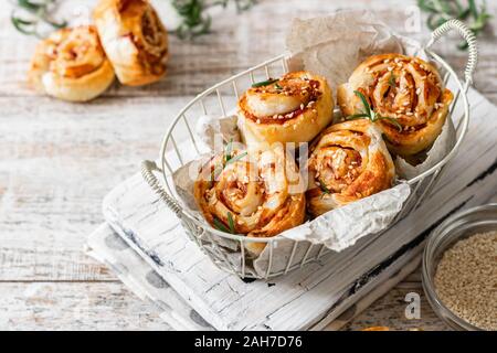 Lumache di amaro e pasta sfoglia con pancetta e semi di sesamo. Confortevole e semplice cibo. Foto Stock