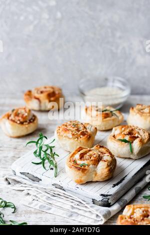 Lumache di amaro e pasta sfoglia con pancetta e semi di sesamo. Confortevole e semplice cibo. Foto Stock