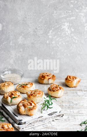 Lumache di amaro e pasta sfoglia con pancetta e semi di sesamo. Confortevole e semplice cibo. Foto Stock