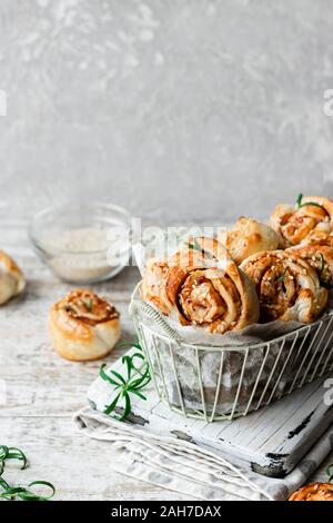 Lumache di amaro e pasta sfoglia con pancetta e semi di sesamo. Confortevole e semplice cibo. Foto Stock