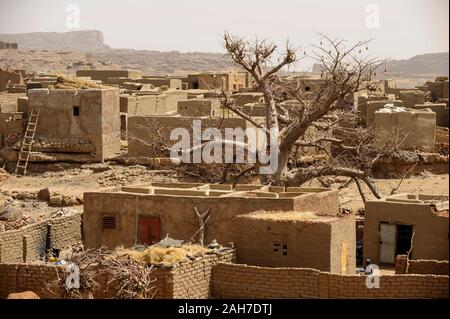 MALI, Bandiagara, Dogonland, habitat dell'etnia Dogon, villaggio Dogon con case di argilla e Baobab Foto Stock