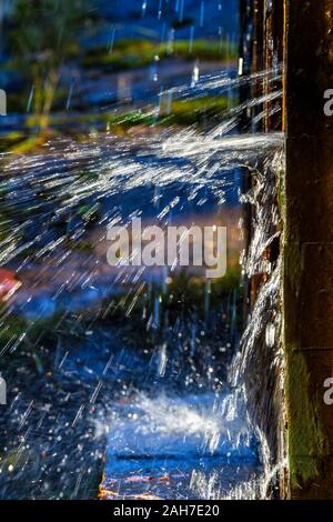 L'acqua spruzzata da una perdita Foto Stock