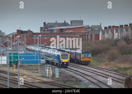 Ritirato Nord classe rampa 142 treni dello stimolatore in attesa di demolizione con classe nuova 195's in attesa di entrare in servizio a Barrow carrello sciavero Foto Stock