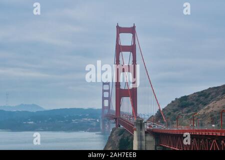 Vetture sul Golden Gate Bridge Foto Stock