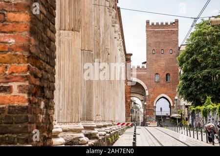 I resti della porta medievale di porta (gate) del ticinese, precedentemente conosciuta come Porta Cicca e durante il dominio napoleonico come Porta Marengo, City Gate di Foto Stock