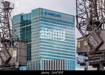 Barclays Head Office Canary Wharf London Docklands Incorniciata da vecchi dockland gru. Architetti HOK International, inaugurato nel 2005. Foto Stock