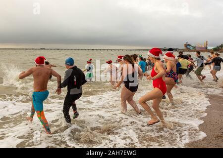 Giubileo Beach, Southend-on-Sea, Regno Unito. Il 26 dicembre, 2019. Oltre 200 partecipanti brave l'acqua fredda a Southend-on-Sea, alcuni in abiti fantasiosi, prendere parte al Southend RNLI Boxing Day Dip. Il vincitore, la persona che può rimanere nel freddo 5-6C acqua all'estuario del Tamigi, il più lungo. Penelope Barritt/Alamy Live News Foto Stock
