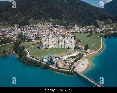 Drone vista del lago di santa Caterina (Auronzosee) ad Auronzo di Cadore, Alto Adige, Italia Foto Stock