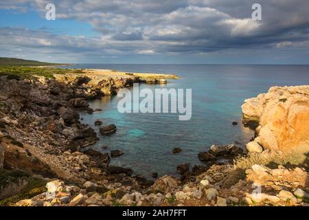 Bellissima spiaggia nella parte settentrionale di Cipro Foto Stock