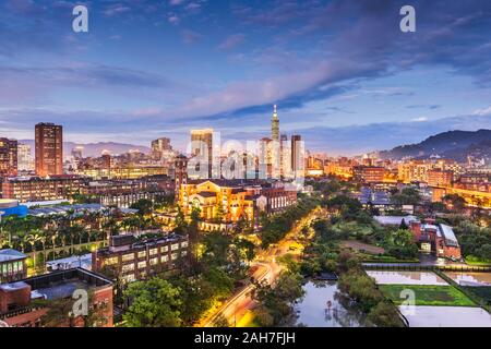 Taipei, Taiwan skyline su National Taiwan University al crepuscolo. Foto Stock