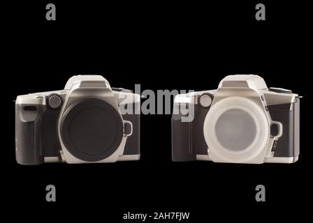 35 mm telecamera analogica su uno sfondo nero. Fotocamera a pellicola. Foto Stock