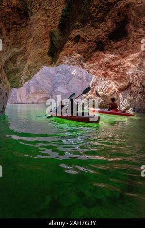 Fare kayak in Grotta dello Smeraldo, Black Canyon, Arizona Foto Stock