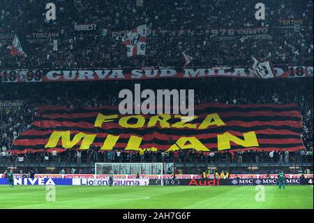 Milano, 02 aprile 2011, 'G.ALLO STADIO MEAZZA SAN SIRO ' Stadium, il campionato di calcio Seria A 2010/2011, AC Milan - FC Inter: coreografia di Milano tifosi a essere Foto Stock