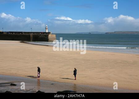 St Ives' Harbour e Smeaton è Pier a bassa marea da Pednolva a piedi, St Ives, Cornwall, Regno Unito Foto Stock