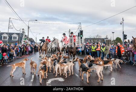 Carrigaline, Cork, Irlanda. 26 dicembre, 2019. Membri del Sud Unione Hunt ottenere pronto per iniziare il tradizionale il giorno di Santo Stefano, caccia su Main Street, Carrigaline, Co. Cork, Irlanda.- credito; David Creedon / Alamy Live News Foto Stock