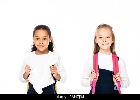 Due graziosi multiculturale di studentesse sorridente in telecamera isolato su bianco Foto Stock
