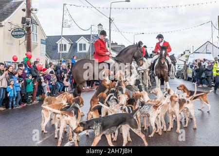 Carrigaline, Cork, Irlanda. 26 dicembre, 2019. Membri del Sud Unione Hunt ottenere pronto per iniziare il tradizionale il giorno di Santo Stefano, caccia su Main Street, Carrigaline, Co. Cork, Irlanda.- credito; David Creedon / Alamy Live News Foto Stock