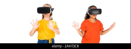 Panoramica di due amici multiculturale utilizzando la realtà virtuale auricolari isolato su bianco Foto Stock