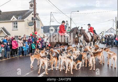 Carrigaline, Cork, Irlanda. 26 dicembre, 2019. Membri del Sud Unione Hunt ottenere pronto per iniziare il tradizionale il giorno di Santo Stefano, caccia su Main Street, Carrigaline, Co. Cork, Irlanda.- credito; David Creedon / Alamy Live News Foto Stock