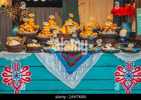 Cracovia in Polonia - 27 Giugno 2018: Polacca tradizionale formaggio glilled (Oscypek) servita con pancetta, prugna e confettura di frutta a Cracovia in Polonia. Foto Stock