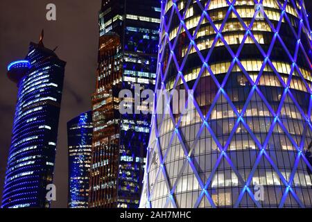 Doha, Qatar - Nov 18. 2019. Torre di Tornado e altri grattacieli di notte Foto Stock