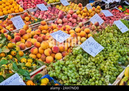 Le pesche, uva e altri frutti per la vendita al mercato Foto Stock