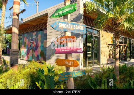 Dubai / Emirati Arabi Uniti - 20 dicembre 2019: Spiaggia pubblica la Mer a Dubai. Nuova spiaggia urbana con un cartello colorato. Foto Stock