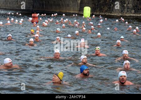 Dicembre 26, 2019, Praga, Repubblica Ceca: un nuotatore reagisce come egli esce fuori del fiume Moldava presso il tradizionale Natale piscina invernale concorso intitolato alla memoria di Alfred Nikodem a Praga, Repubblica Ceca. I ventilatori nuotatori ogni anno per Brave le fredde acque del fiume Moldava per una nuotata il 26 dicembre. 430 nuotatori in questo anno ha preso parte all'evento in presenza di acqua a temperature di 5,6 gradi Celsius. (Credito Immagine: © Slavek Ruta/ZUMA filo) Foto Stock