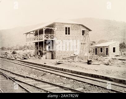 Sierra Leone, vista che mostra esterno del [Cline] Città stazione ferroviaria con i binari della ferrovia in primo piano.Caption recita: S.L.G.Ry. Chine Town Station, 3 luglio 1898, 1898. 1999/221/1/34/30. Foto Stock