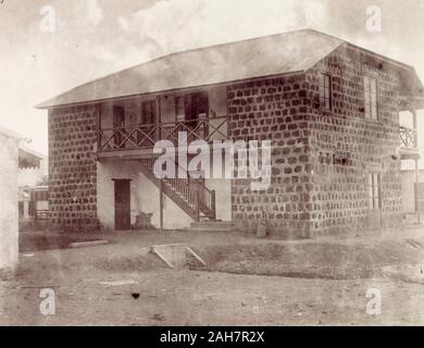 Sierra Leone, Vista esterna del [Cline Town] Stazione ferroviaria.Caption recita: Clives Station Building, vista posteriore, [c.1898]. 1999/221/1/34/42. Foto Stock