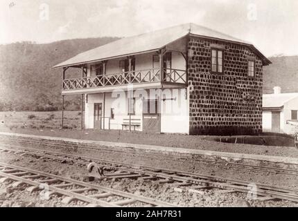 Sierra Leone, Vista esterna del [Cline Town] Stazione ferroviaria.Caption recita: Clives Station Building, [c.1898]. 1999/221/1/34/41. Foto Stock