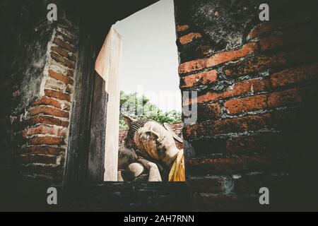 Wat Phutthaisawan Buddha reclinato in Ayutthaya Thailandia. Patrimonio UNESCO destinazione . vista attraverso la finestra resti del tempio antico.travel e explorat Foto Stock