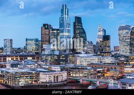 Quartiere finanziario della città di Londra a Dusk. London Square Mile. Foto Stock