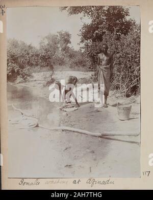 SomaliaJubaland, due uomini Somali lavaggio nel manoscritto riverOriginal didascalia: somali lavaggio a Afinadu, circa 1910. 2005/078/1/117. Foto Stock