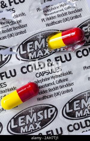 Lemsip Max raffreddore e influenza di capsule con due rimosso sulla confezione in blister Foto Stock