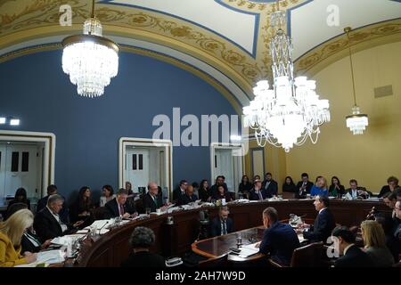 Washington, Distretto di Columbia, Stati Uniti d'America. Xvii Dec, 2019. Rappresentante degli Stati Uniti Jamie Raskin (Democratico del Maryland), posizionato in basso a destra e rappresentante degli Stati Uniti Doug Collins (Repubblicano della Georgia), classifica gli Stati, noi Casa Comitato Giudiziario, posizionato in basso a sinistra, testimoniando in occasione di una riunione di noi Casa comitato sulle norme da considerare H. Res. 755 ''mettere sotto accusa Donald John Trump, Presidente degli Stati Uniti, ad alta crimini e delitti'' sul colle del Campidoglio di Washington il 17 dicembre 2019. Credito: Erin Schaff/Piscina via CNP Credito: Erin Schaff/CNP/ZUMA filo/Alamy Live News Foto Stock