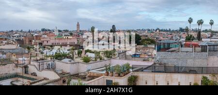 Marrakech skyline della città su un offuscato il giorno, area Medina, regione Marrakesh-Safi, Marocco, Africa del nord. Foto Stock