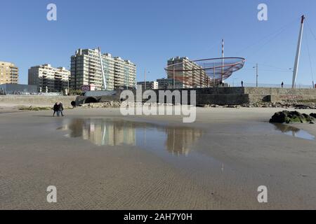 Matosinhos, Portogallo - 26 Novembre 2015: Spiaggia vedendo città riflessione nella sabbia bagnata. Foto Stock