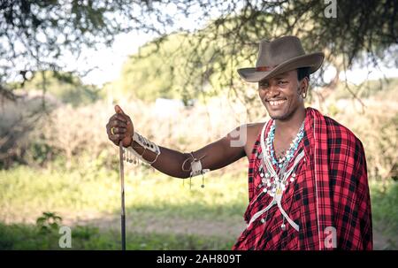 Bello guerriero Masai in un cappello da cowboy Foto Stock