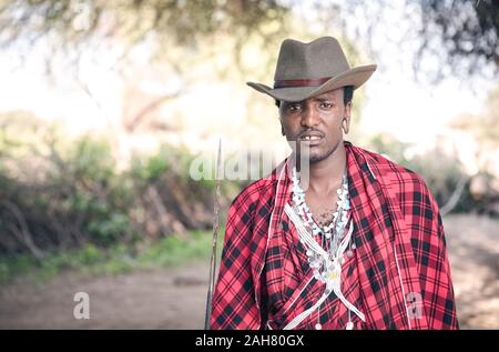Bello guerriero Masai in un cappello da cowboy Foto Stock