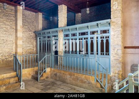 Spogliatoi con blue porta in legno scuri e balaustre in legno a abbandonato storica e tradizionale pubblico turco bathhouse, Moez Street, Il Cairo, Egitto Foto Stock