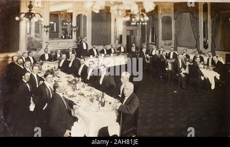 Regno Unito, Gruppo ritratto della quarta cena annuale della Banca del Bengala Dinner club a Oddenino il ristorante Imperial, Londra.caption stampato: prese & Co, fotografi. 22 & 24, Glasshouse Street, W. Bank del Bengala Dinner club quarta cena annuale.W. B. McKewan, Esq nella sedia.Oddenino il ristorante Imperiale. Il 4 giugno, 1907, 4 giugno 1907. 2003/071/1/1/3/55. Foto Stock