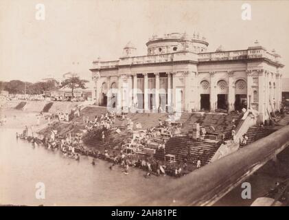 India, devoti indù bagnarsi in un ghat (con gradino wharf) sulle rive del Fiume Hooghly, Kolkata.manoscritto originale didascalia: la balneazione Ghaut adiacente al ponte Hooghly Calcutta, circa 1890. 2003/071/1/1/2/3. Foto Stock