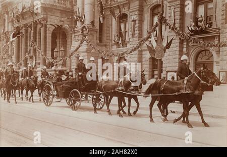 Sud Africa, il Duca e la Duchessa di Connaught ride passato Cape Town city hall in una carrozza a cavallo durante la loro visita reale per aprire la nuova Unione Europeo. La hall si addobba con ghirlande. Il 31 ottobre 1910.Note da stampato un itinerario di visita:Lunedì, Ottobre 3111 A.M. Cape Town, Terra. Vestito completo alle ore11.30 Municipio, presentazione di indirizzo8 p.m. La sede del governo, cena privata, 1910. 1995/076/1/4/1/18. Foto Stock