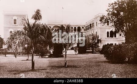 Sudan, stampato didascalia recita: 'Il Palazzo Khartoum (Sud). Pubblicato da G N Morhig, la farmacia inglese, Khartoum. Copyright 1'. Vista esterna del in stile coloniale Governatore generale del palazzo di Khartoum. Il palazzo è stato costruito sul sito dove generale inglese Charles George Gordon (1833-1885) è stato ucciso durante la Battaglia di Khartoum (1884-5) dai sudanesi Mahdist forze, [c.1906]. 2003/222/1/1/2. Foto Stock